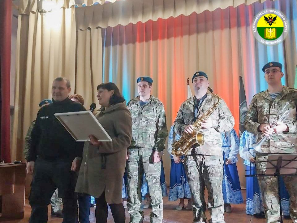В рамках Года единства народов в селе Новофилипповка для жителей выступил вокально-инструментальный ансамбль «10 рота» десантно-штурмового полка.