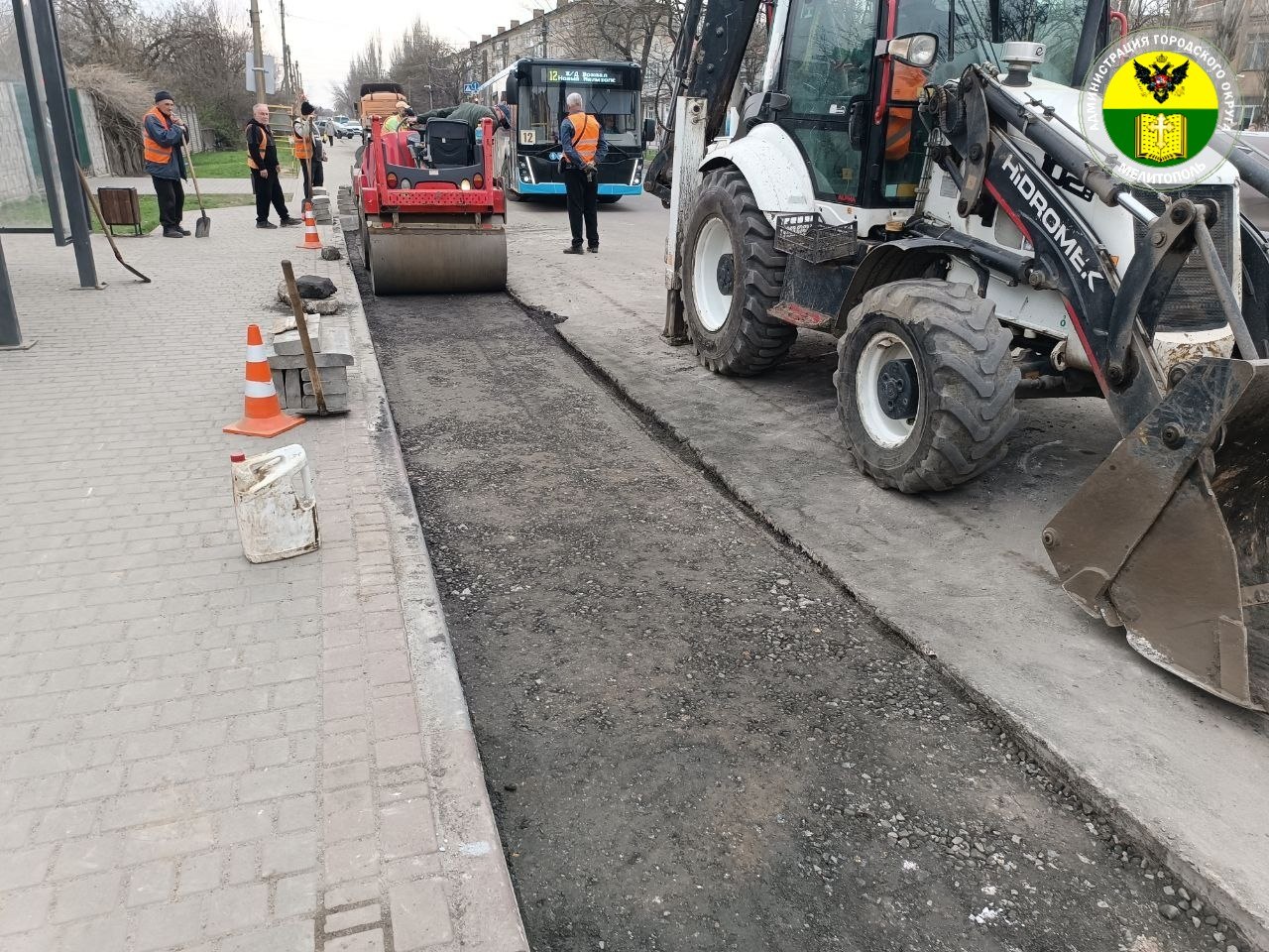 Администрация городского округа Мелитополь продолжает работу по приведению в порядок дорожного покрытия.