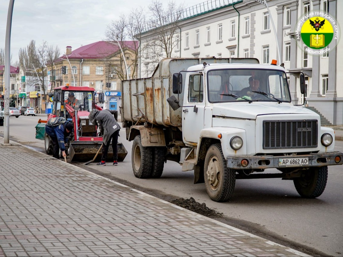 Администрация городского округа Мелитополь продолжает работу по содержанию улично-дорожной сети.