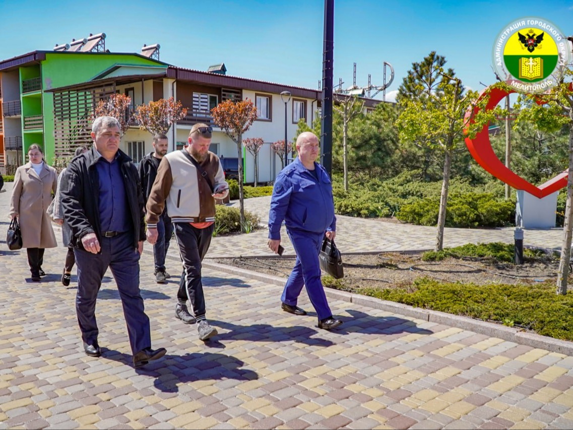 В рамках рабочего визита в Кирилловское сельское поселение Сергей Золотарёв совместно с прокурором города Мелитополя Олегом Дурягиным провёл приём граждан из ДНР, проживающих в пункте временного размещения в Кирилловке.