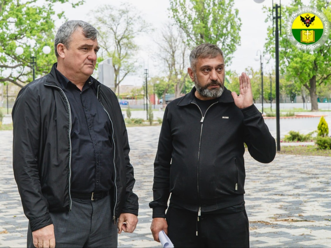 Глава городского округа Мелитополь проинспектировал второй этап благоустройства парка участников СВО.