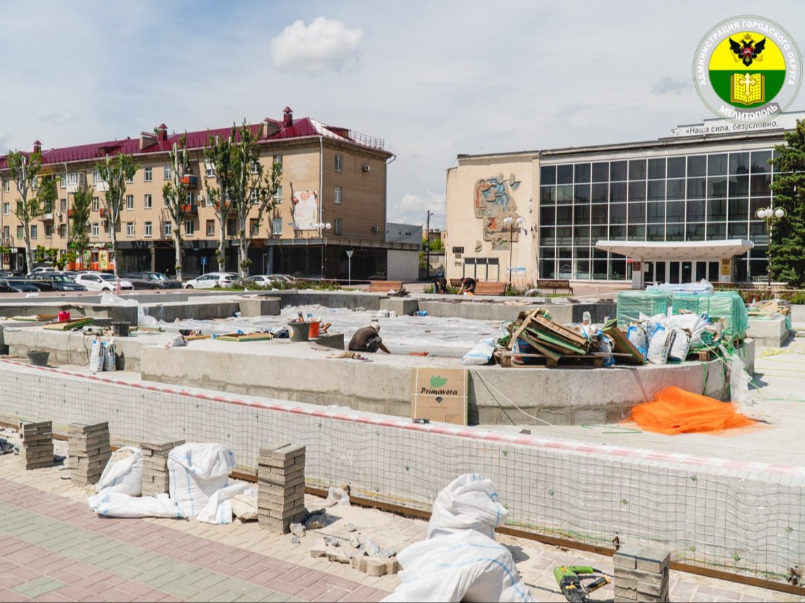 В Мелитополе продолжается реконструкция фонтана на площади Победы.